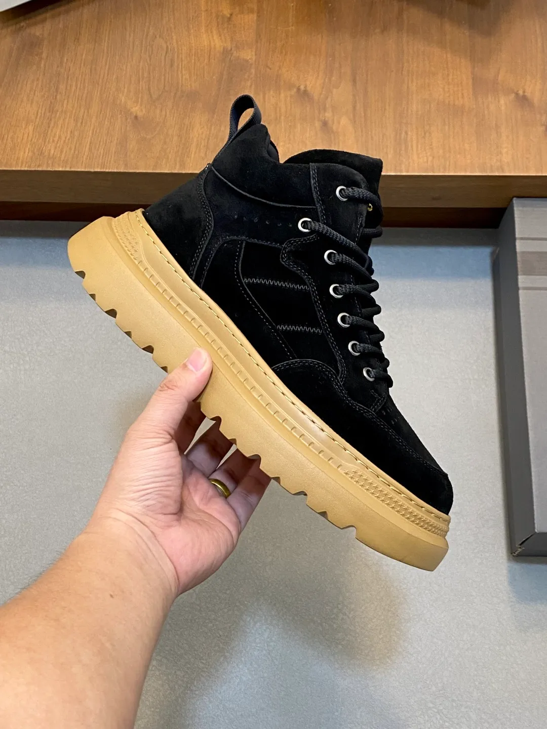 Men's shoes 💰740 UGG lace-up thick-soled sports shoes for men. Full of fashion, casual and versatile. The frosted upper is high-end without looking old-fashioned. The upper is waterproof and oil-proof, fashionable and easy to take care of. The lining is made of sheepskin. It is comfortable and warm. The upper foot is not bloated at all. Super fashionable Size: 39-44